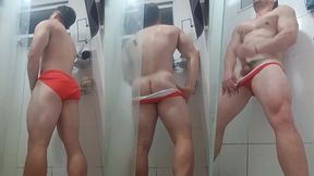 saymonfitness no banho cheio de tesao no pau