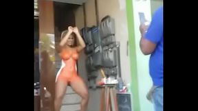 Dan&ccedil_ando na loja