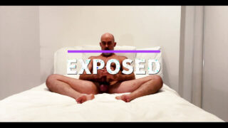 Amatérská chlupatá zralá holčička hladí velké penisy před intenzivním análním bušením a striptýzem