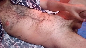 Una paja hasta acabar en su propio cuerpo peludo