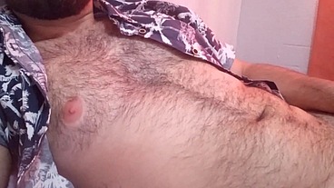 Una paja hasta acabar en su propio cuerpo peludo