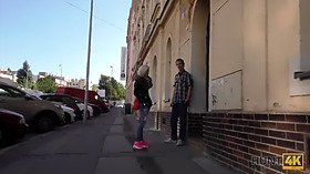 Hunt4k. une magnifique fille aime le sexe bj et la chatte pour de l'argent