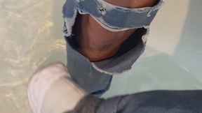 Momjeans, grey shirt with white jacket, socks and sneakers