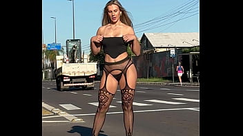 jacqueline fotografando pelas ruas com movimento