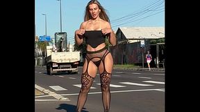 jacqueline fotografando pelas ruas com movimento