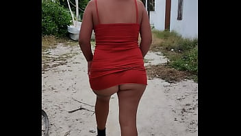 Mostrando las nalgas en la calle