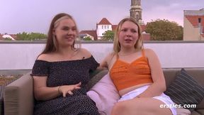 Lesben kommen mit Dildo und Wassereis zum Höh - Amateur German lesbians outdoors