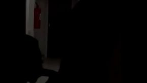 mamando com a porta do apartamento aberta