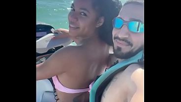 Novinha Brasileira deliciosa da perdido no corno manso e vai fuder com o instrutor de jetski no mar.