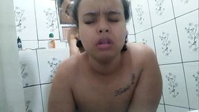 A SAFADA DA MINHA ESPOSINHA VEIO ME PROVOCAR NO BANHEIRO BOTEI ELA NA CHAPA E GOZEI DENTRO DA PUTINHA ELA AMA MEU LEITINHO QUENTINHO NA BUCETA DELA