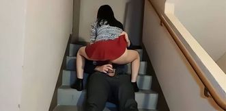 je la prend dans la cage d escalier