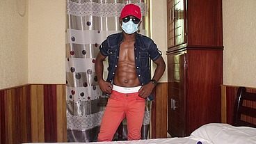 Ce beau mec avec beau corps et une grosse bite s'exhibe publiquement . Il jouit abondement