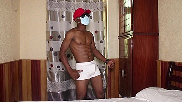 Ce beau mec avec beau corps et une grosse bite s'exhibe publiquement . Il jouit abondement
