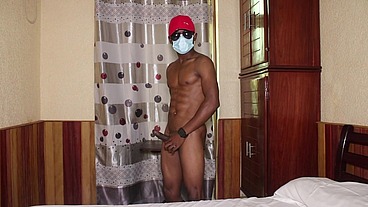 Ce beau mec avec beau corps et une grosse bite s'exhibe publiquement . Il jouit abondement