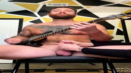 Trend : Str8 Playing The Guitar Without Throwing Milk   Serbia