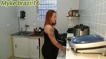 Nicole romanoff foi na minha casa faser almoço par nos mai ante de terminar o a moça rolou um clima de sexo na conzinha e foi muito gostoso