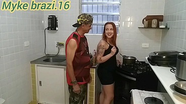 Nicole romanoff foi na minha casa faser almoço par nos mai ante de terminar o a moça rolou um clima de sexo na conzinha e foi muito gostoso