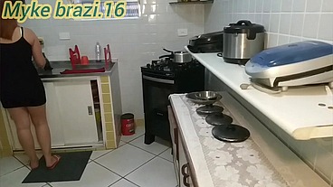 Nicole romanoff foi na minha casa faser almoço par nos mai ante de terminar o a moça rolou um clima de sexo na conzinha e foi muito gostoso