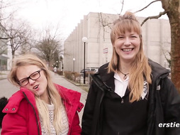 Holly und Ida haben heißen Spaß in der Unibibliothek