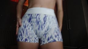 esposa rabuda experimentando shorts de academia !!