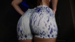 esposa rabuda experimentando shorts de academia !!