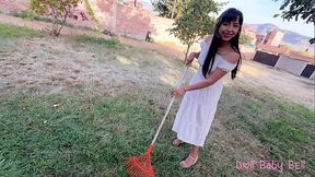 Mi hermanastra termin&oacute_ toda mojada por no limpiar el jard&iacute_n