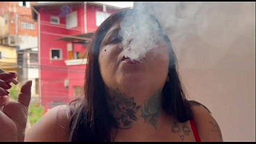 BBW fumando e mostrando seus lindos pés na janela de casa - FULL VERSION