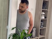 Mi hermanastro me en la ducha y me come el culo a pelo