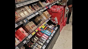 Exhib je fais mes courses sans culotte et je montre ma chatte juste &agrave_ c&ocirc_t&eacute_ d&#039_...