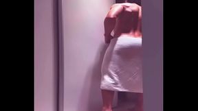 Encuentro a mi mejor amigo borrache en la ducha y le ayudo a descargar sus penas