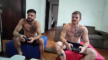 Carmona e Hisak jogando video game valendo o toba