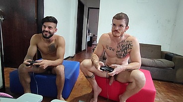 Carmona e Hisak jogando video game valendo o toba