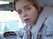 DEBT4k. Pobre cantinero obtiene dinero por paja en el auto y sexo