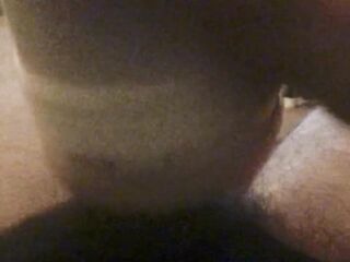 Je deviens excité pendant que je lèche sa chatte et me masturbe fleshlight