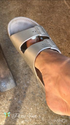 Public sandal dangle