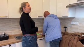 Blonde MILF Realtor nimmt riesigen Schwanz würgend schluckt scharf