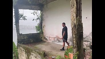 uma casa abandonada