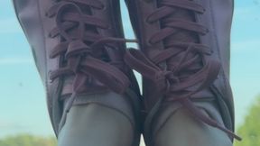 Pieds pendant le trajet en voiture