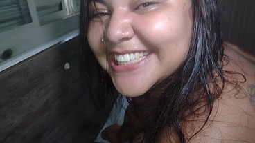 Dois seguidores e amigos safados da internet vieram meter com essa cadelinha casada no cio ?, fiz uma suruba bem safada, com dupla penetração e de depósito de porra na frente do meu marido