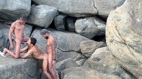 acabei vendo esses dois na maior putaria na praia, e acabei nao resistindo em observar e me juntei a eles . demos 2 leitadas no rabo do puto e ainda pediu leite na boca e tomou tudo .