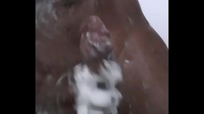 Dotado fazendo voc&ecirc_ gozar em 1 min neg&atilde_o gostoso no banho com pau muito duro gozando gostoso