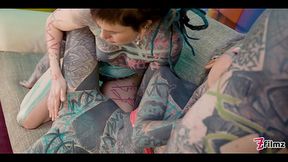 Inked-up Guy Threesome Alternative Babes Share His Dick