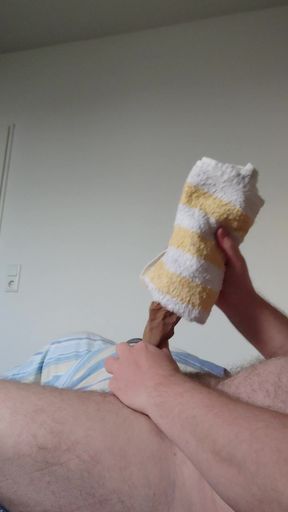towel- and- pantyhose- condom masturbation method