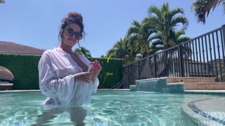 باربي نجد السعوديه عريانه تتمحن في البول/ horny Saudi Barbienjd naked in the pool