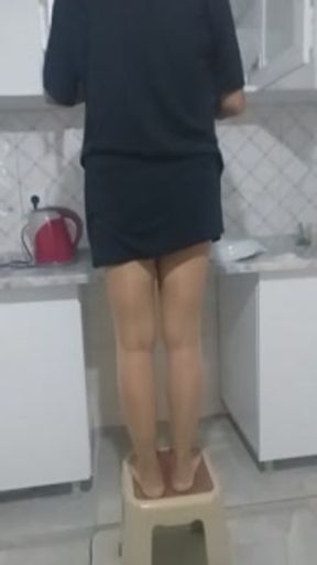 Tesetturlu dul mutfak temizligi yapiyor - Turk turbanli