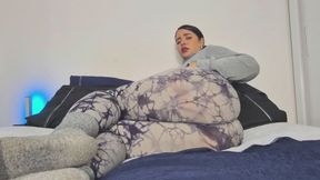 Thay Flores Farting Slow and Sexy in Tight Leggings