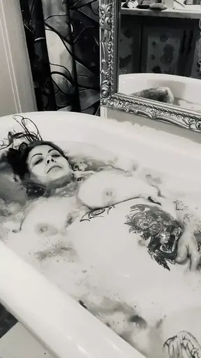 Super sized mature bbw takes a jiggly belly bath