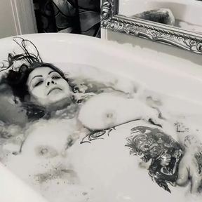 Super sized mature bbw takes a jiggly belly bath