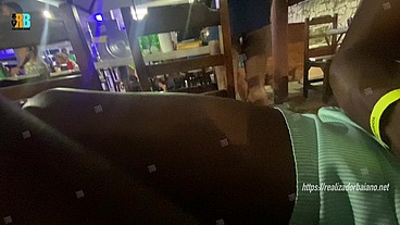 Realizador Baiano no Beach Clube com hotwife aprontando em publico exibição. Masturbando casada no samba