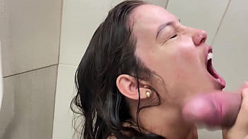 Loira, novinha e casada no boquete com corno durante o banho.